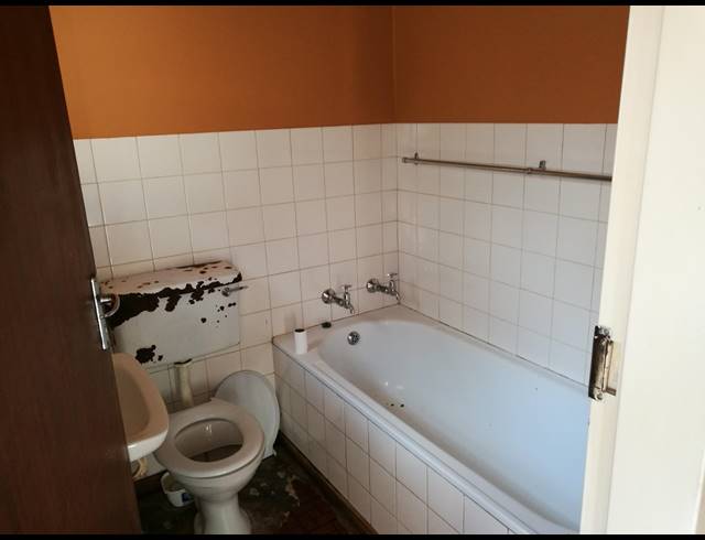 5 BEDROOM HOUSE TO LET IN PROTEA PARK